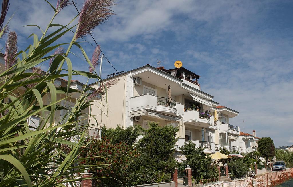 Peramos Apartments Néa Péramos Exterior foto